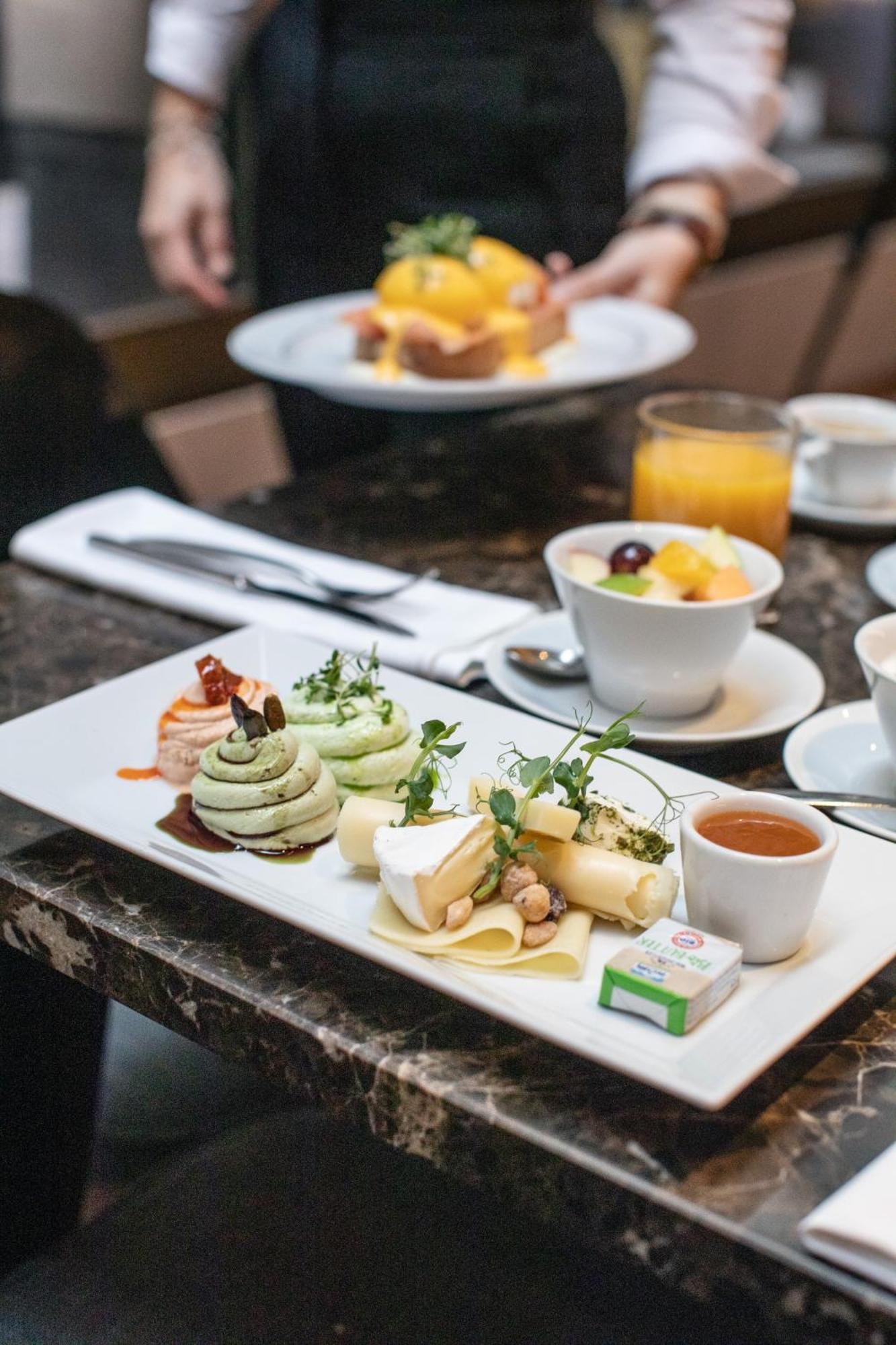 The Guesthouse Βιέννη Εξωτερικό φωτογραφία A selection of cheese and fruit